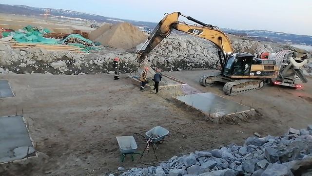 Заливка бетона экскаватором. Север. Вахта.