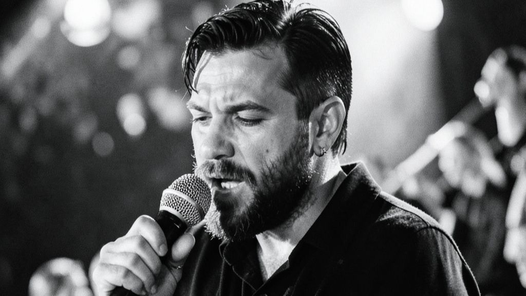 Мне осталась одна забава, пальцы в рот, да веселый свист..  С Есенин💥🎵💥