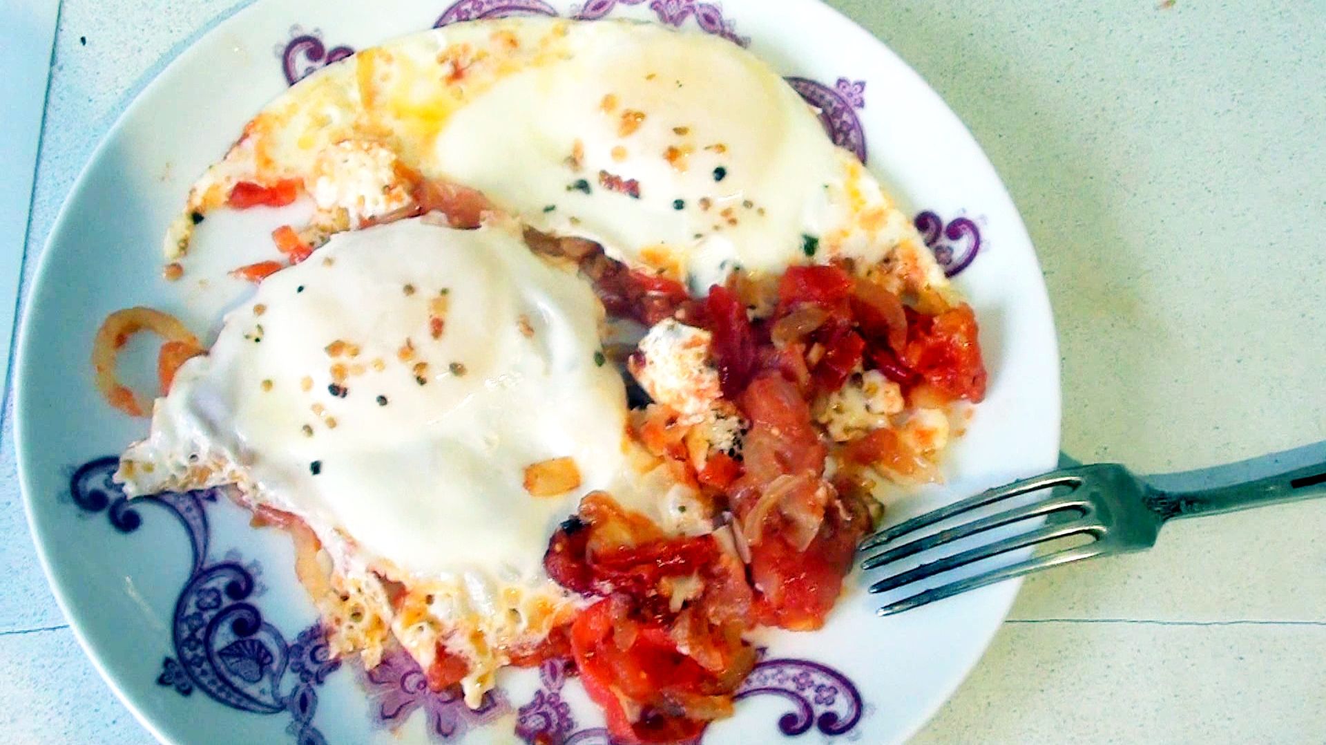 Яичница с помидорами идеально подходит на завтрак - рецепт