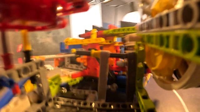 47. Destroying Lego Robots смотреть онлайн
