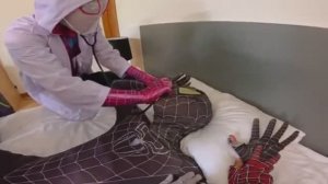 Команда Человека паука Лечат Венома