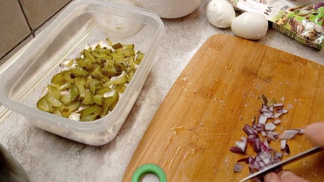 Салат с курицей и черносливом.