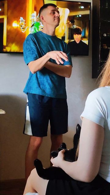 Когда пытаешься напомнить о себе пока она смотрит на корейцев