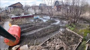 На даче все стабильно, вода уходит плохо / Пешая прогулка до гаража