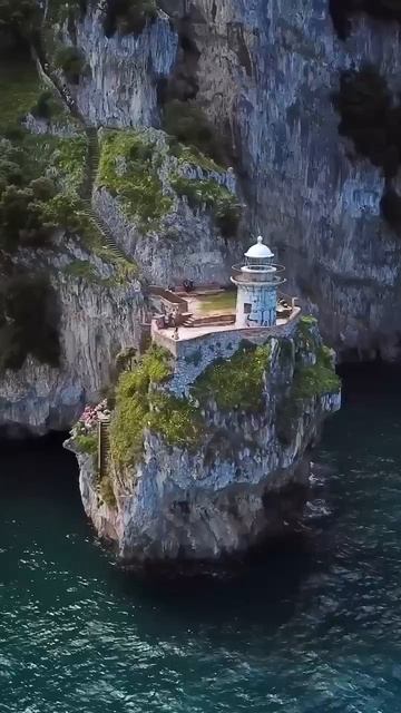 Фаро-дель-Кабальо — один из самых живописных маяков Испании, расположенный на скалах Кантабрии.