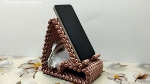 Подставка под телефон корневым плетением