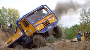 Внедорожные монстры: гонки по бездорожью на полноприводных машинах 6×6