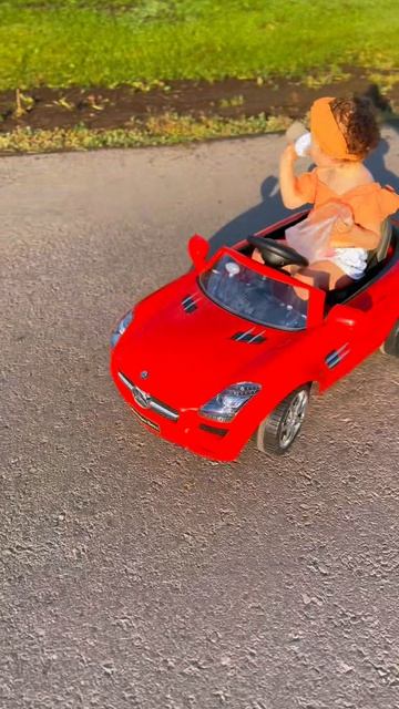 Саша катается на машине 🚗