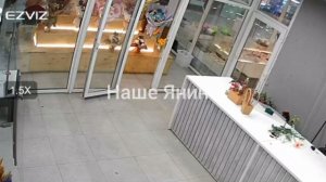 Мужчина с собачкой украл букет из 101 розы в Янино. 

Он спокойно вынес из холодильника охапку цвето