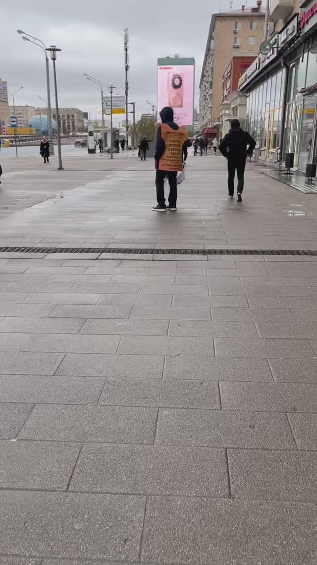 Такая разная реклама у ст. м. Сокол