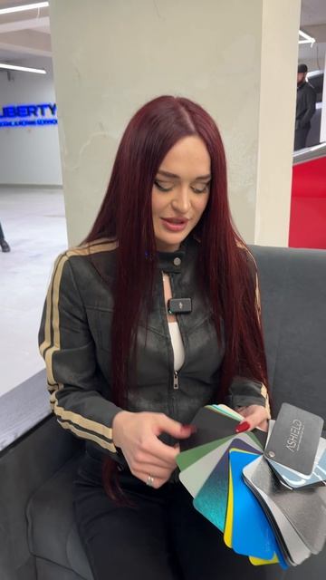 Угадывает цвет