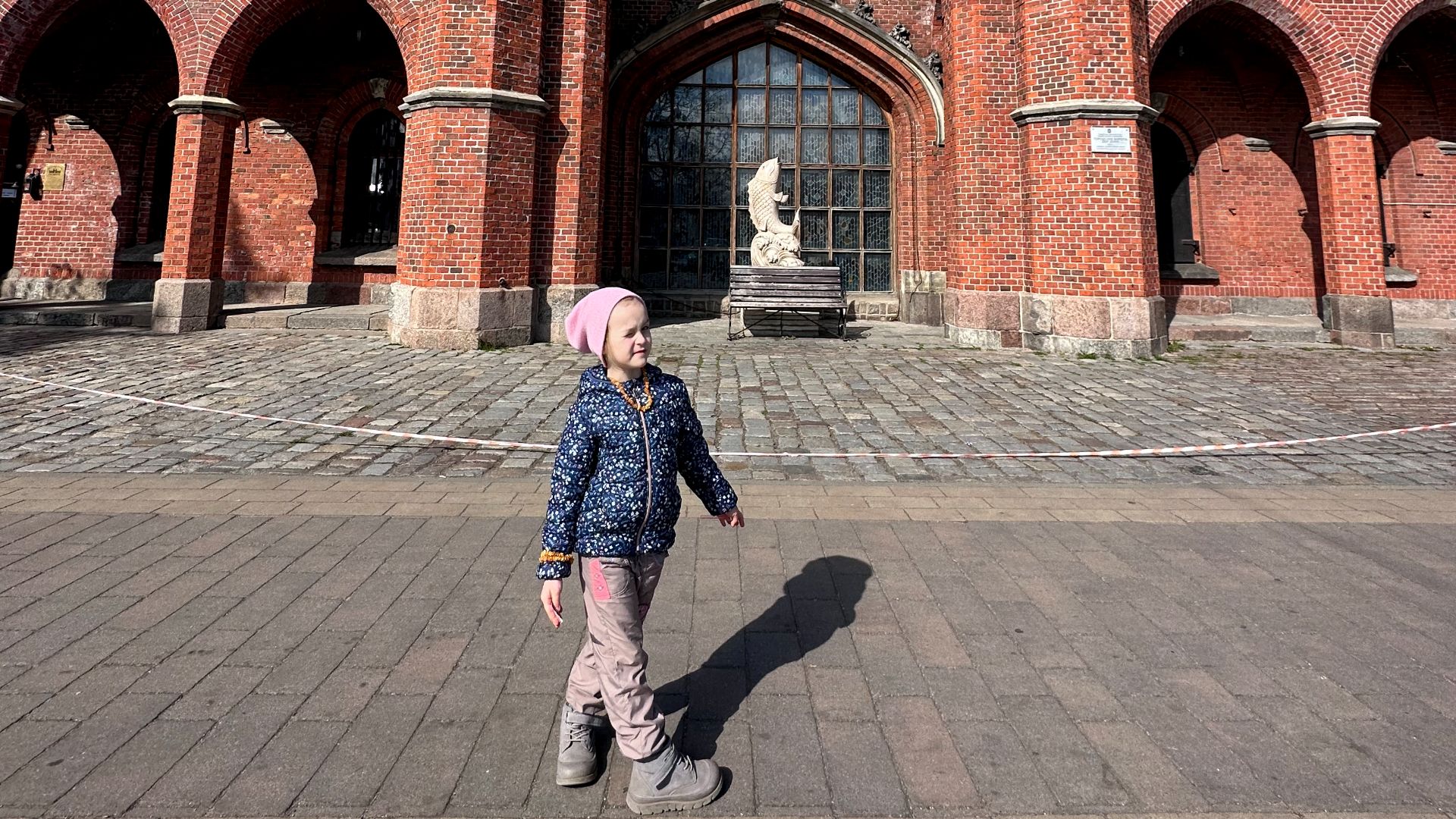 Арина с мамой и тётей Альбиной гуляют по Калининграду