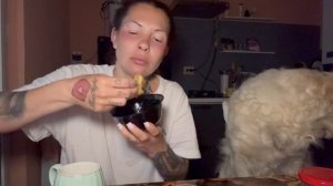 КУШАЕМ БЛИНЧИКИ с ВАРЕНЬЕМ. Зелёный ЧАЙ с ЖАСМИНОМ. Рича выпрашивает блин. Началась жуткая АЛЛЕРГИЯ