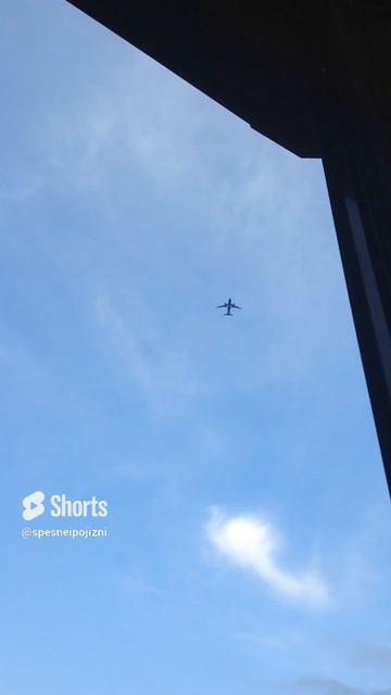 САМОЛЁТ ИДЁТ НА ПОСАДКУ-И ТАК КАЖДЫЕ 20 МИНУТ!.