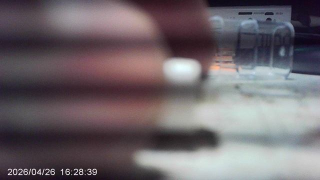 Измеряю элемент питания электронного термометра