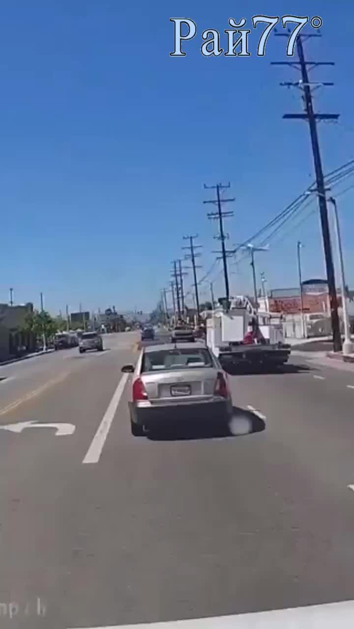 Самолёт врезался в ЛЭП