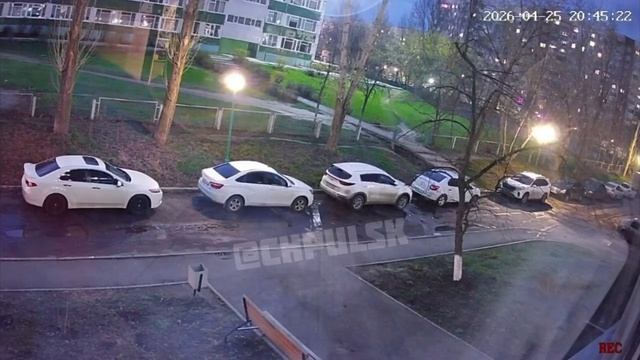 😨 Неадекватный водитель Лады Весты на большой скорости повредил около 5 автомобилей во дворе дома н