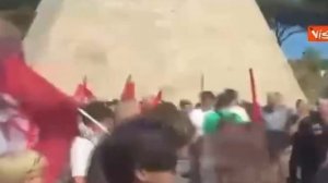 «Убирайтесь, нацисты!» Итальянцы порвали украинские флаги на митинге антифашизма