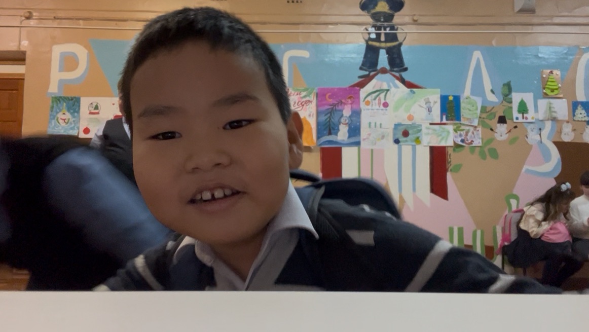 Максим Добрый Школый и он посмотрит снимает