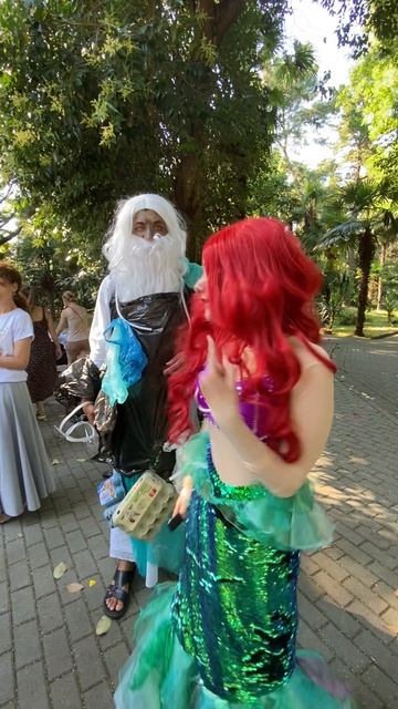 русалочка и нептун в мусоре