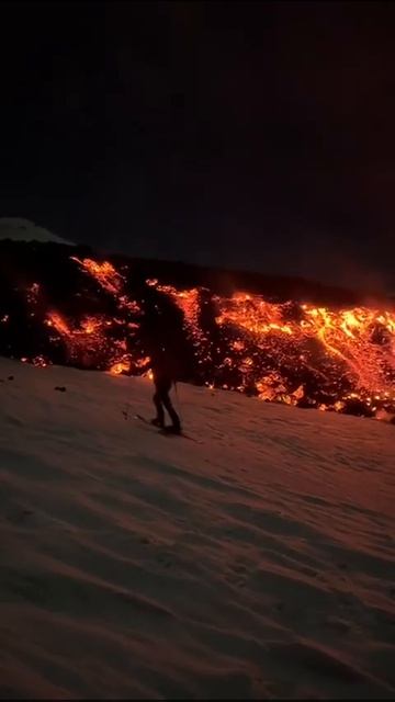 Лава_продолжает_спускается_вниз_по_склону_вулкана_Этна,_Италия