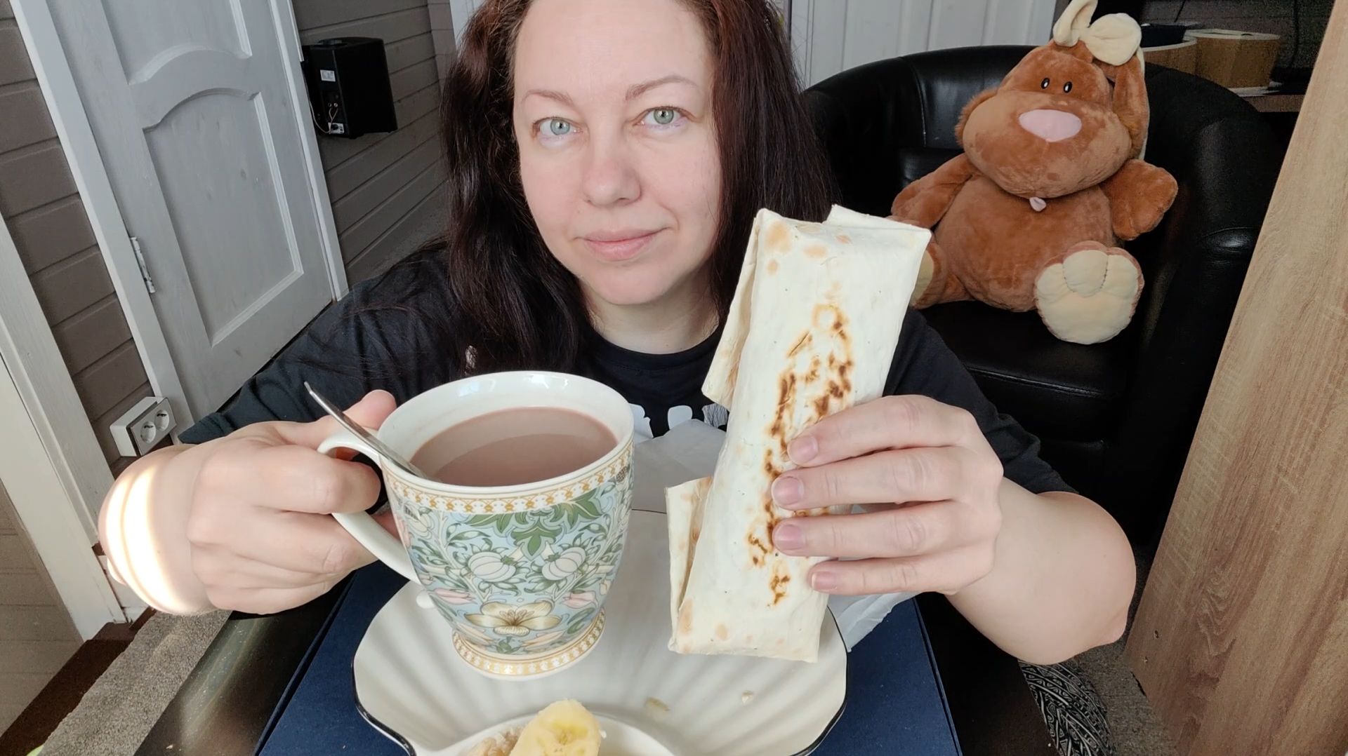 Мукбанг Шаурма с курой гриль, какао.