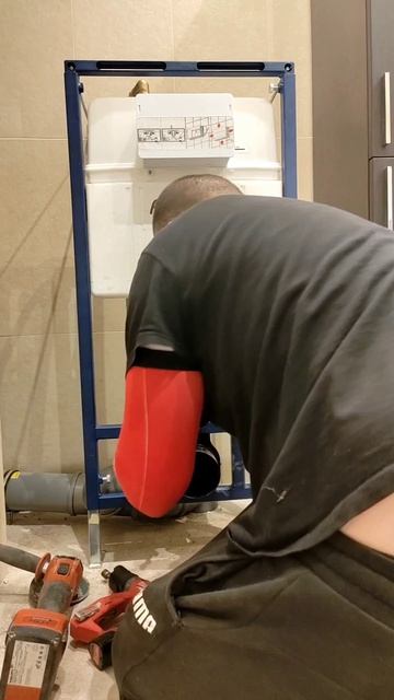 Ставим инсталляцию и подвесной унитаз