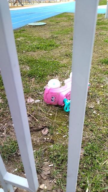 детская машинка на территории школы🫪