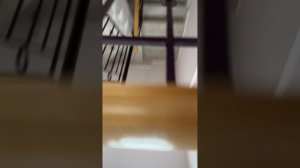 Сбрасываем палатку со второго этажа