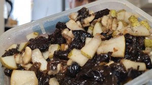 Мукбанг: фруктовый салат, гречка с молоком, морковь варёная.