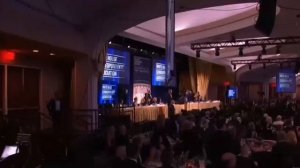 Эвакуация Трампа с мероприятия в Вашингтоне после выстрелов в зале. Стрелок обезврежен (жив)…