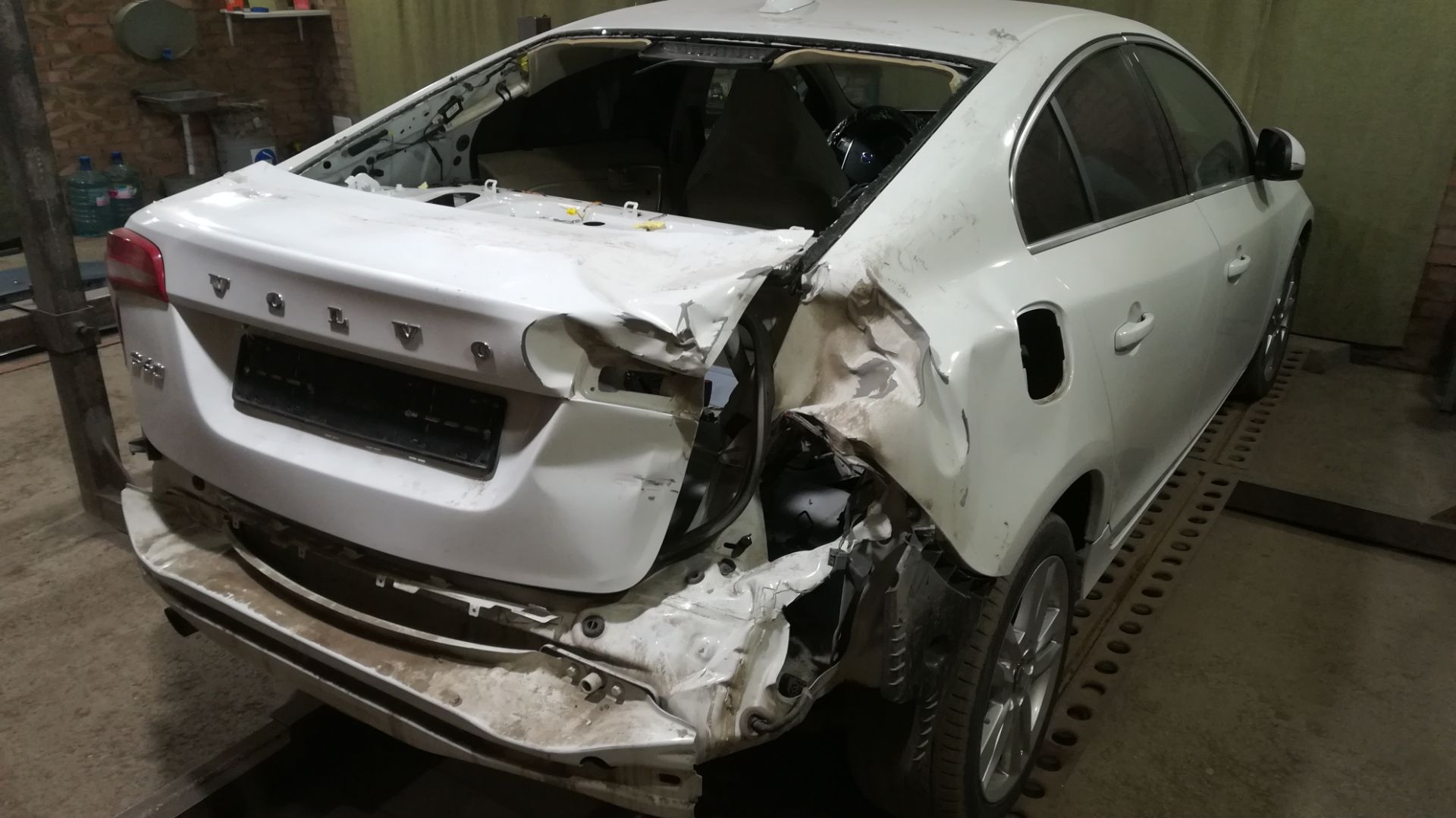 Volvo S60.Обзор повреждений кузова и  запчастей