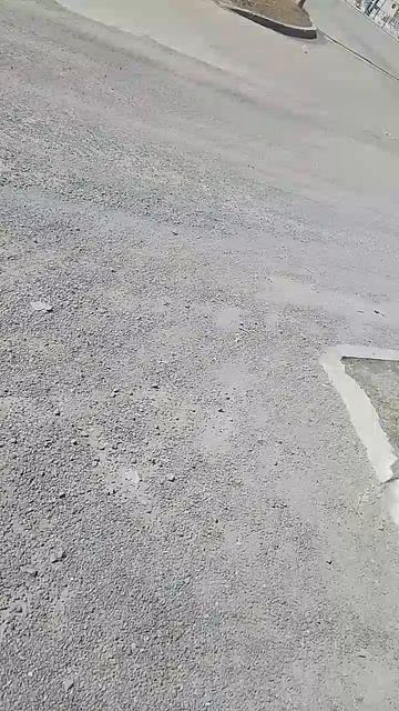 Ачинск посыпают дорогу щебнем.