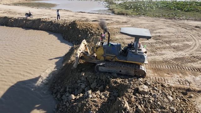 Insane Land Filling- Bulldozer Pushes Soil Into Deep Pond Vs 10wheel Dump Truck Dumping Soils