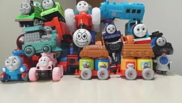 Для детей.  Паровозик Томас и его друзья! Играем паровозиками.