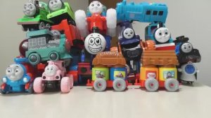 Для детей.  Паровозик Томас и его друзья! Играем паровозиками.