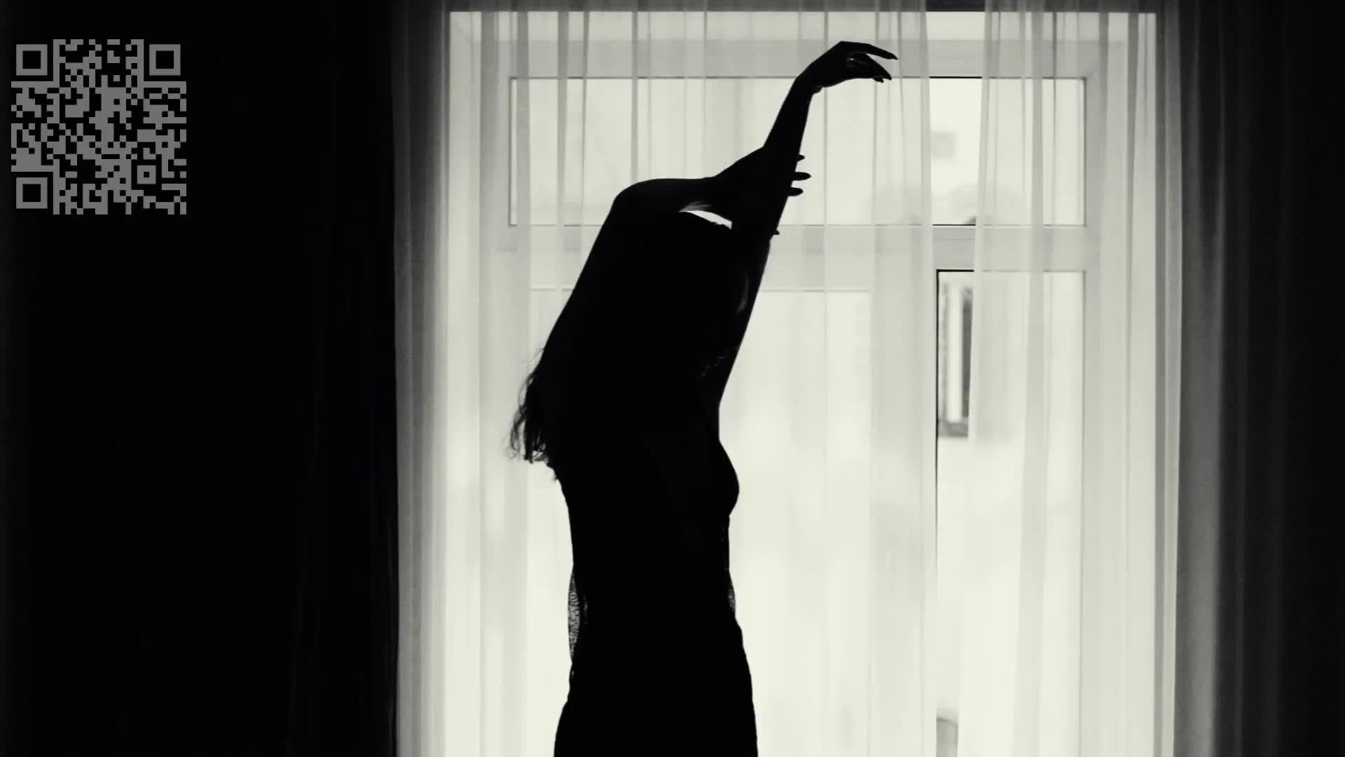 Юная девушка на кровати