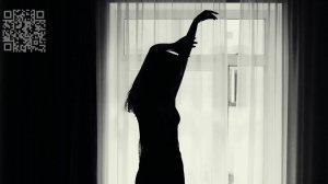 Юная девушка на кровати