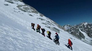 Горы ошибок не прощают, предупреждают профессиональные альпинисты.