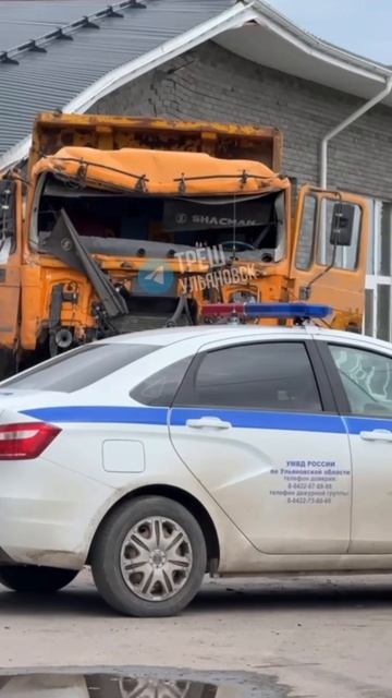 В Пригородном КАМАЗ разрушил здание