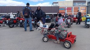 Конь педальный едет