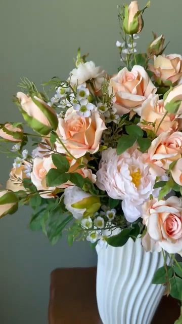 Композиция из искусственных роз в вазе.