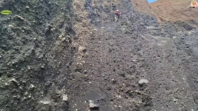 Строительство, шахтёры добывают песок со стен карьера