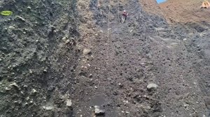 Строительство, шахтёры добывают песок со стен карьера