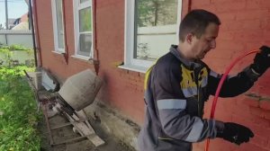 №69 Бетонируем первую ремонтную траншею фундамента.