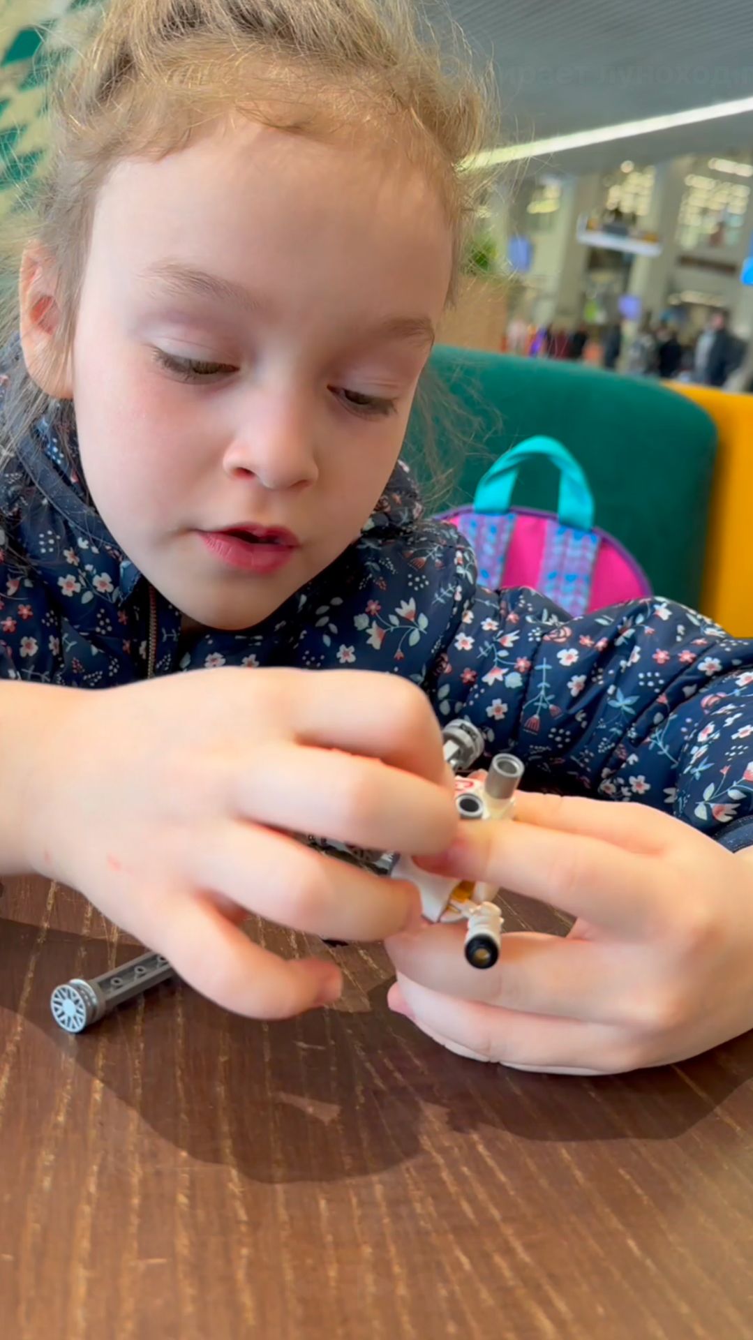 Арина в аэропорту Калининграда собирает луноход