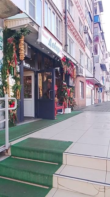 Вход в магазин  под названием «Декор».