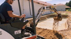 Молодая пара строит люксовый бассейн на заднем дворе, от начала до конца.