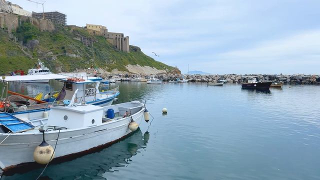 Италия. Прогулка по острову Прочида в Тирренском море в формате 4К