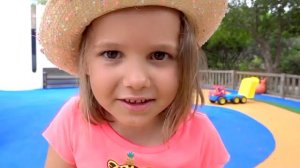 Папа и Макс с Катей на площадке